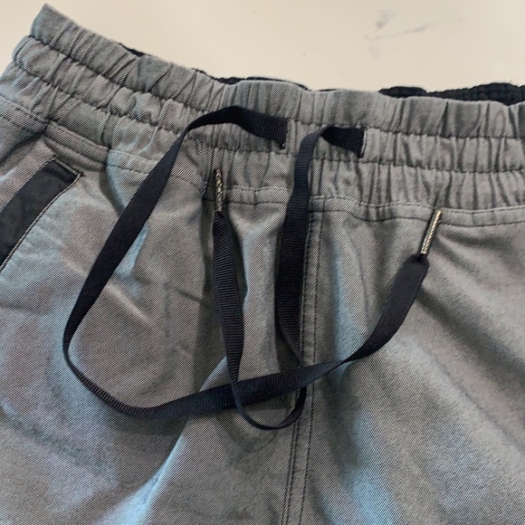 lululemon Varsity Shorts Unlined Grey/Black Sz4 - Picture 7 of 10